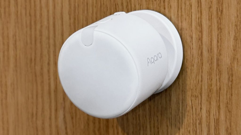 FP300 mit Klebe-Montage an einer Möbelfront