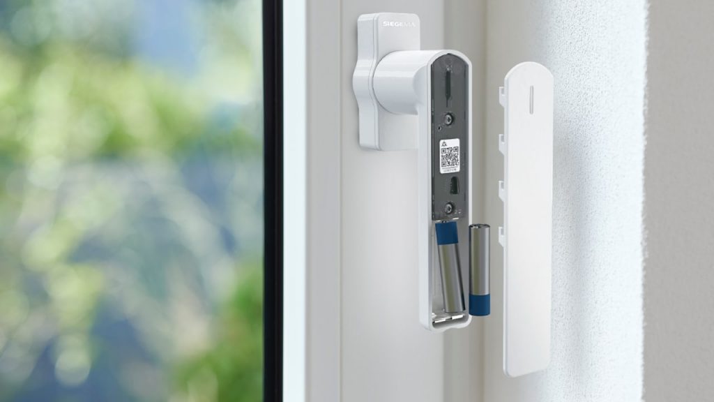 Siegenia Smarter Fenstergriff mit geöffnetem Batteriefach
