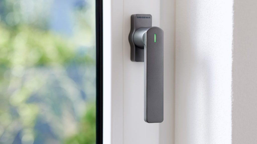 Siegensias Fenstergriff mit Matter – montiert mit offenem Batteriefach