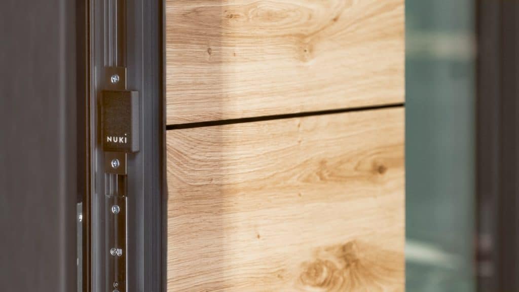 Geöffnete Haustüre mit Nuki Smart Module im Beschlag